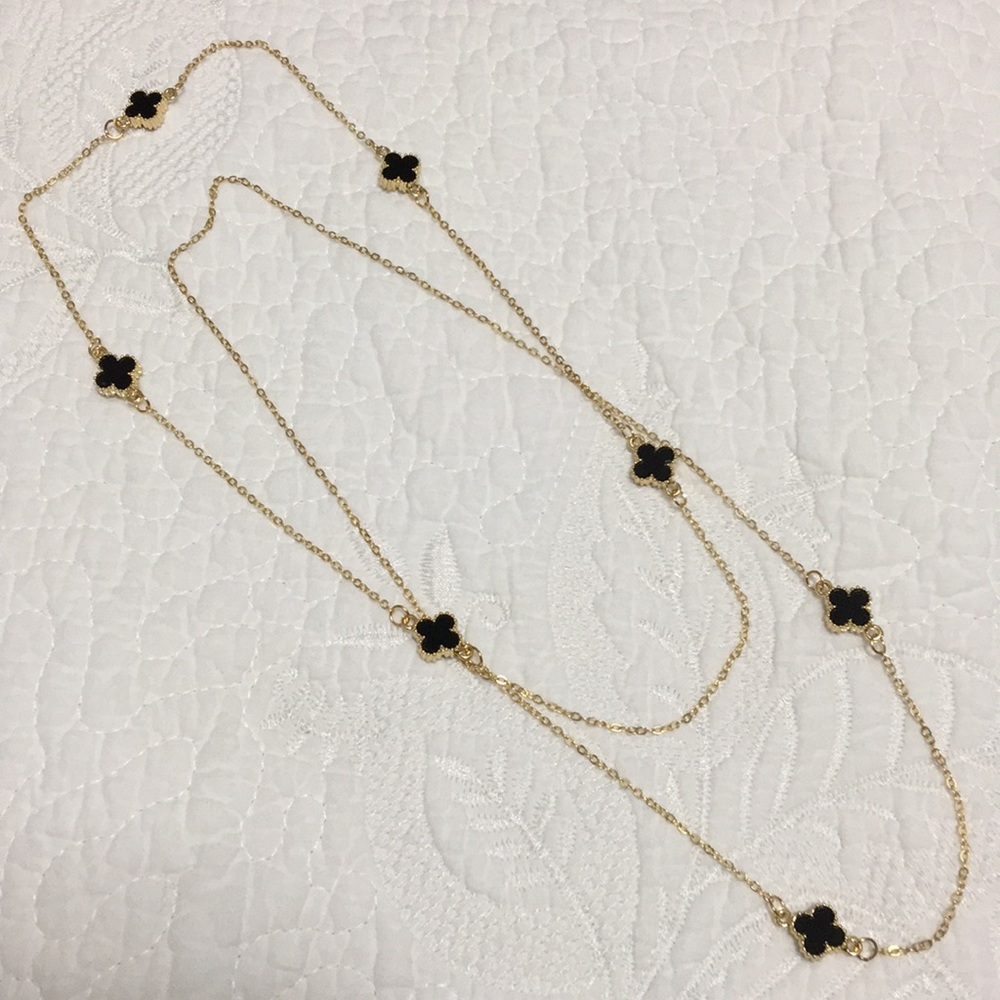 Dainty gold clover necklace